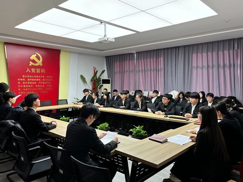 信息工程学院学生第七党支部召开“组织生活会暨民主评议党员”大会