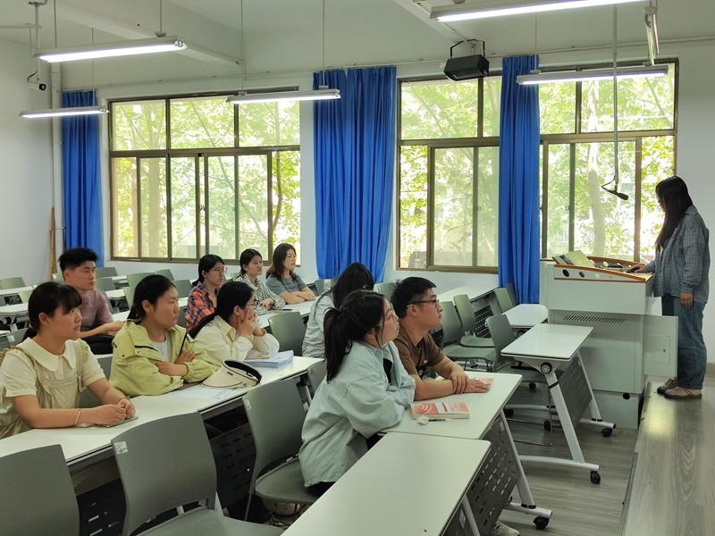 信息工程学院学生第二党支部开展“学习中央八项规定精神”专题学习会