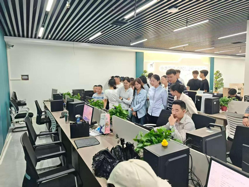 信息工程学院组织学生赴郑州百文AI产业园参观研学